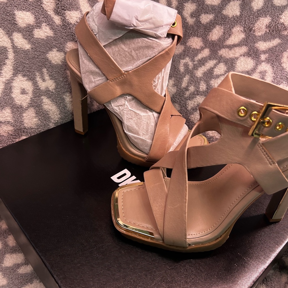 DKNY Mabel Sandal- Light Toffee